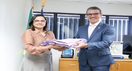Manta lilás percorreu os gabinetes em demonstração de compromisso com a construção de um ambient...