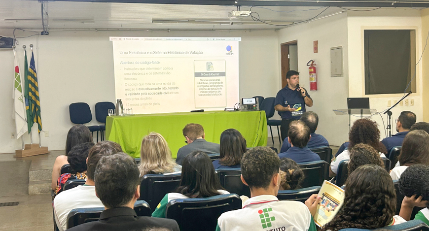 Ação do TRE-PI leva esclarecimentos sobre a urna eletrônica, segurança do sistema de votação e c...