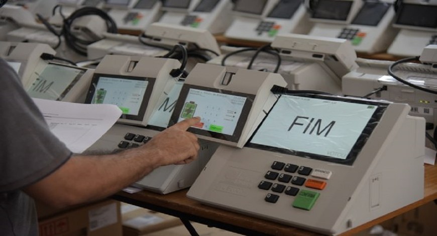 Procedimento é fundamental para carregar os equipamentos com as informações oficiais do pleito, ...