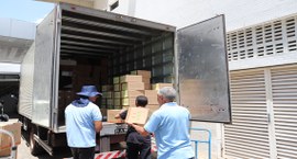 Cerca de 40 itens incluindo manuais impressos para mesárias e mesários, cartazes, placas identif...