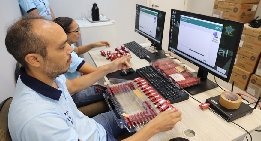 Procedimento utiliza cartões de memória e pendrives que recebem informações sobre eleitoras/elei...