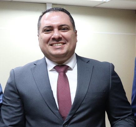 Auderi Martins toma posse no TRE-PI como juiz substituto Novo integrante da Corte Eleitoral foi empossado na manhã desta segunda-feira (2/6) em solenidad...