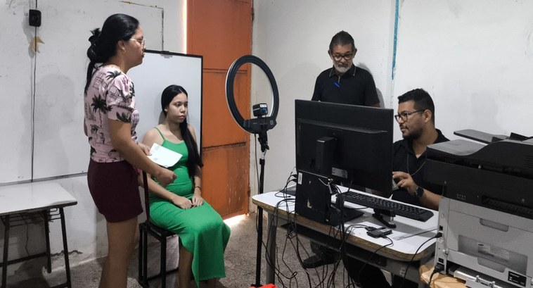 No local está sendo feita a coleta dos dados biométricos de eleitoras e eleitores, com título, m...
