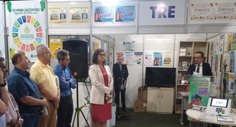 Casa da Democracia no Piauí marca presença no maior salão de livros do Estado Estande do TRE-PI no SALIPI faz atendimento com biometria, demonstra urna eletrônica, lança livr...