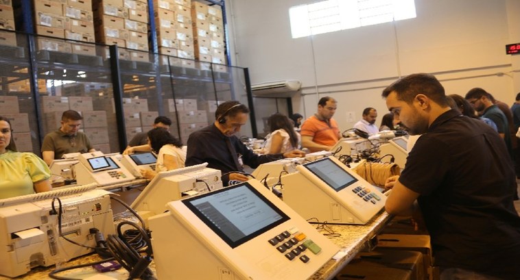 Chefes de Cartório testam os novos recursos de acessibilidade das urnas eletrônicas ..