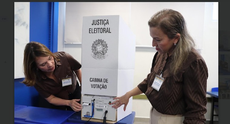 Equipe de magistrados e promotores fiscalizou o transporte das duas urnas que serão auditadas co...