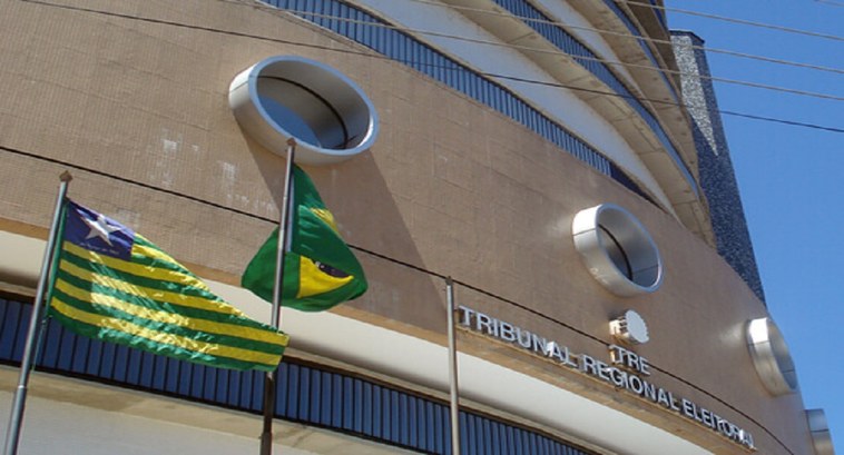 Conheça o trabalho da Justiça Eleitoral em ano não eleitoral Justiça Eleitoral trabalha sem pausa no atendimento de eleitoras e eleitores, no julgamento de p...