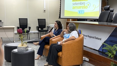 Coordenadora do CVV, Maria Zélia, ao lado da psicóloga Kézia Stéfani