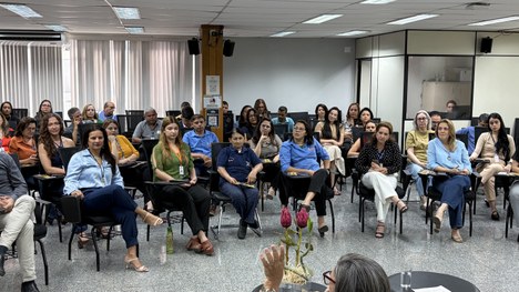 Coordenadora do CVV, Maria Zélia, ao lado da psicóloga Kézia Stéfani