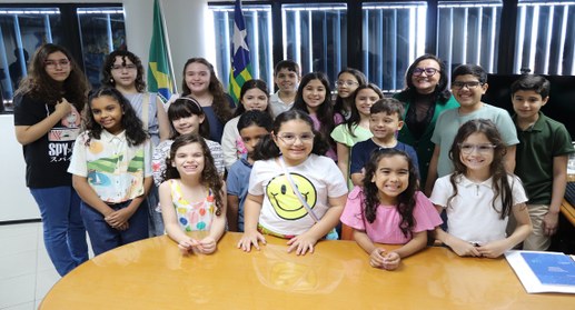Crianças, pré-adolescentes e adolescentes, filhos e enteados de pessoas servidoras da Justiça El...