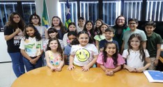 Crianças, pré-adolescentes e adolescentes, filhos e enteados de pessoas servidoras da Justiça El...