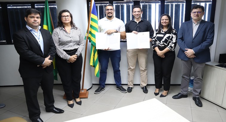 Dois novos servidores empossados hoje no TRE-PI Adriano de Lima Vieira e Euclydes Gregório de Melo assinaram eletronicamente os termos de posse ...