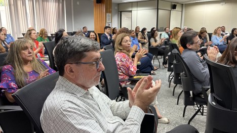 Coordenadora do CVV, Maria Zélia, ao lado da psicóloga Kézia Stéfani