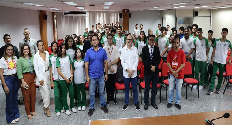 Estudantes do CETI Joaquim Gomes visitam área de TI do TRE-PI Alunas e alunos do curso técnico em desenvolvimento de sistemas ouviram palestras e realizaram v...