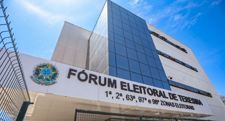 Imagem da entrada da Central de Atendimento ao Eleitor em Teresina