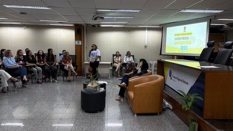 Coordenadora do CVV, Maria Zélia, ao lado da psicóloga Kézia Stéfani