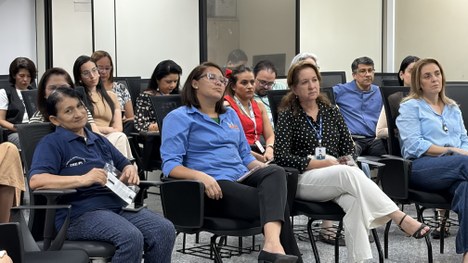 Coordenadora do CVV, Maria Zélia, ao lado da psicóloga Kézia Stéfani