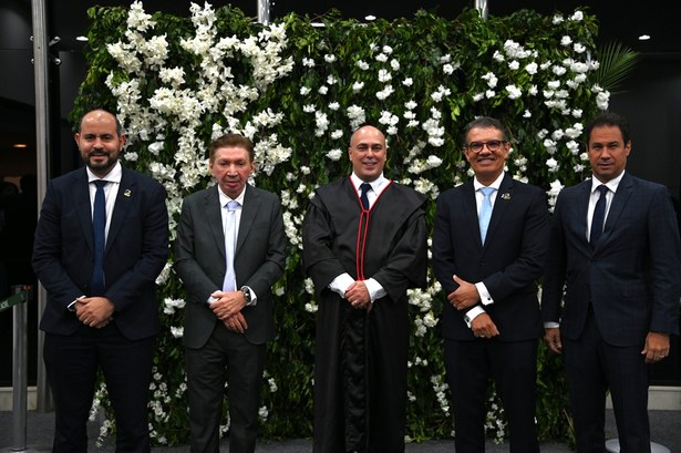 Novo presidente do TRE-AC ao lado da corregedor, presidente e juízes auxiliares do TRE-PI