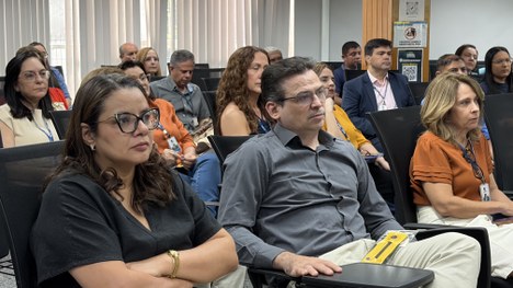 Coordenadora do CVV, Maria Zélia, ao lado da psicóloga Kézia Stéfani