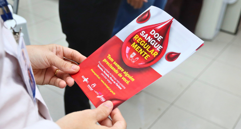 Equipe do HEMOPI e da ASAS distribui materiais informativos sobre a importância da doação de sangue
