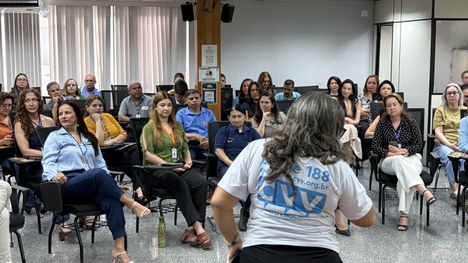 Coordenadora do CVV, Maria Zélia, ao lado da psicóloga Kézia Stéfani
