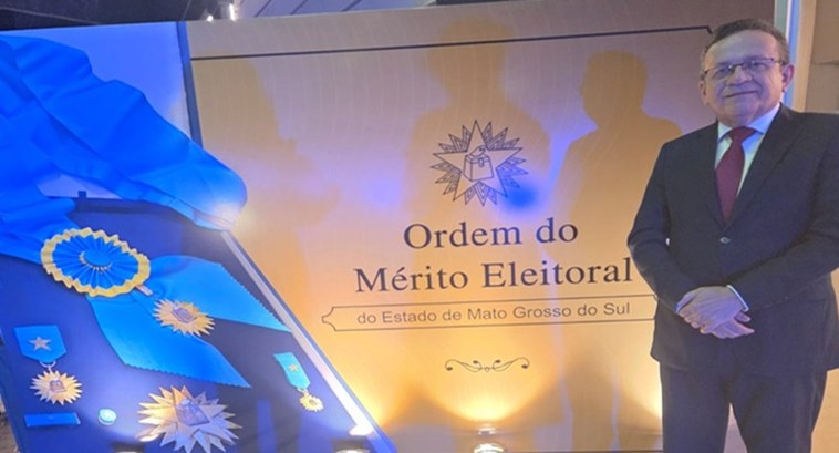 Presidente do TRE-PI agraciado com Ordem do Mérito Eleitoral pelo TRE-MS Desembargador Sebastião Ribeiro Martins recebeu a honraria no Grau Grã Cruz em evento solene rea...