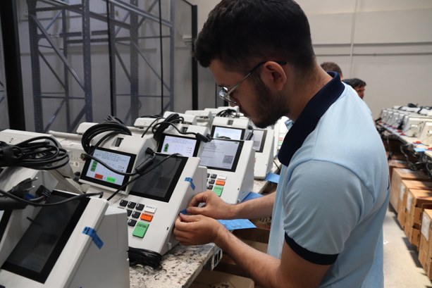 Procedimento de carga e lacre das urnas eletrônicas 
