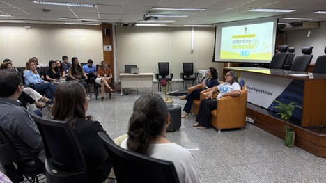 Coordenadora do CVV, Maria Zélia, ao lado da psicóloga Kézia Stéfani