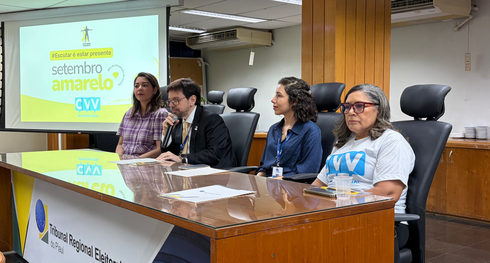 Coordenadora do CVV, Maria Zélia, ao lado da psicóloga Kézia Stéfani