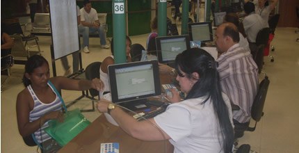 Servidores do Cartório Eleitoral atendendo eleitoras na OCA - Organização em Centros de Atendimento