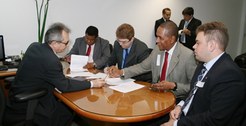 assinatura do convenio entre TRE-PI e Camara Municipal de Teresina em 26/06/13 para agilizar rec...