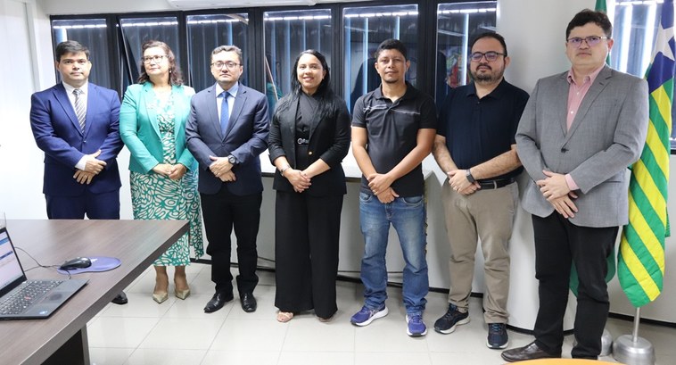 TRE-PI empossa nova e novos servidores que já estão em exercício Marilza Ribeiro de Morais, Alinson Sousa Assunção e Paulo Germano Sousa assinaram os termos de p...