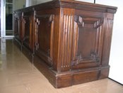 Armário em madeira jacarandá, todo almofadado estilo neoclássico, utilizado em salas de audiênci...