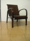 Fotografia de cadeira Lounge, do século XX, presente no acervo do Espaço Memória do TRE-PI.