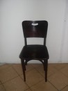 Fotografia de cadeira toda em madeira, modelo1, do século XX, presente no acervo do Espaço Memór...