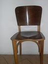 Fotografia de cadeira toda em madeira, modelo2, do século XX, presente no acervo do Espaço Memór...