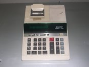 Fotografia de calculadora eletrônica, utilizada pela Comissão de Totalização das juntas apurador...