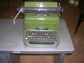 Fotografia de máquina de escrever manual - KMC. Marca: não identificada, exposta no Espaço Memór...