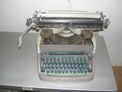 Fotografia de máquina de escrever manual, exposta no Espaço Memória do TRE-PI.Marca: REMINGTON. ...