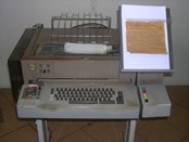 Fotografia de equipamento de comunicação, exposto no Espaço Memória do TRE-PI, utilizado pela JE...
