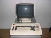 Fotografia de monitor de vídeo e teclado ABC Bull, os quais fazem parte do Espaço Memória do TRE...