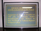 Fotografia da placa de Inauguração do Espaço Memória - com Moldura em vidro com acabamento em Me...