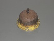 Fotografia de tímpano, campainha/cineta em bronze, utilizada nas salas de audiências e nas sessõ...