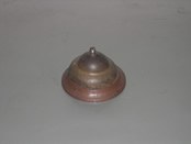 Fotografia de tímpano, campainha/cineta em bronze, utilizada nas salas de audiências e nas sessõ...