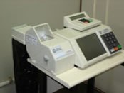 Fotografia da Urna Eletrônica - modelo 2002, que agregou o módulo impressor externo - MIE, desti...