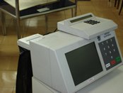 Fotografia de urna de votação eletrônica, modelo 1996. Foi o 1º modelo utilizado nas eleições Mu...