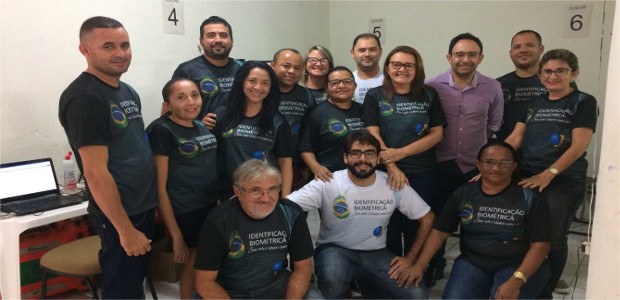 Foto da equipe de trabalho no recadastramento biométrico 56ª Z.E