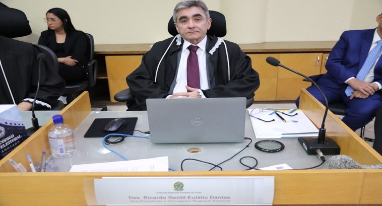 TRE-PI foto des. Ricardo Gentil Foto como relator em julgamento