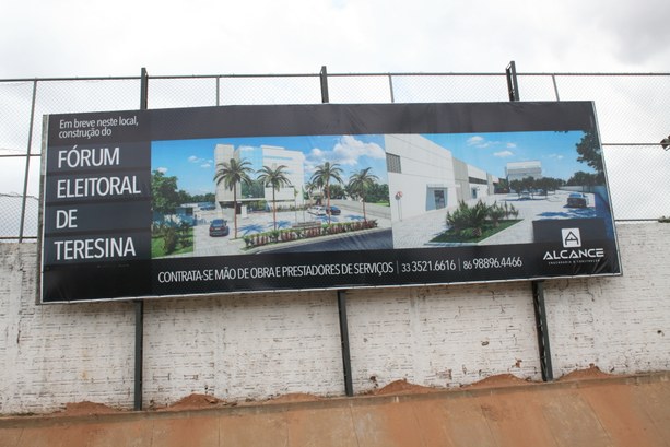 Foto da placa construção Fórum Eleitoral de Teresina