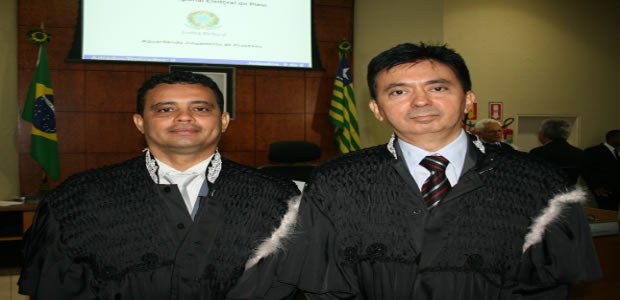 TRE-PI Foto juízes federais Agliberto e Lucas Foto referente a posse dos juízes federais Agliberto Machado e Lucas Rosendo